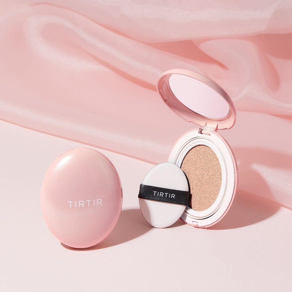 This cushion foundation provides high coverage that conceals imperfections while delivering a natural, radiant finish.