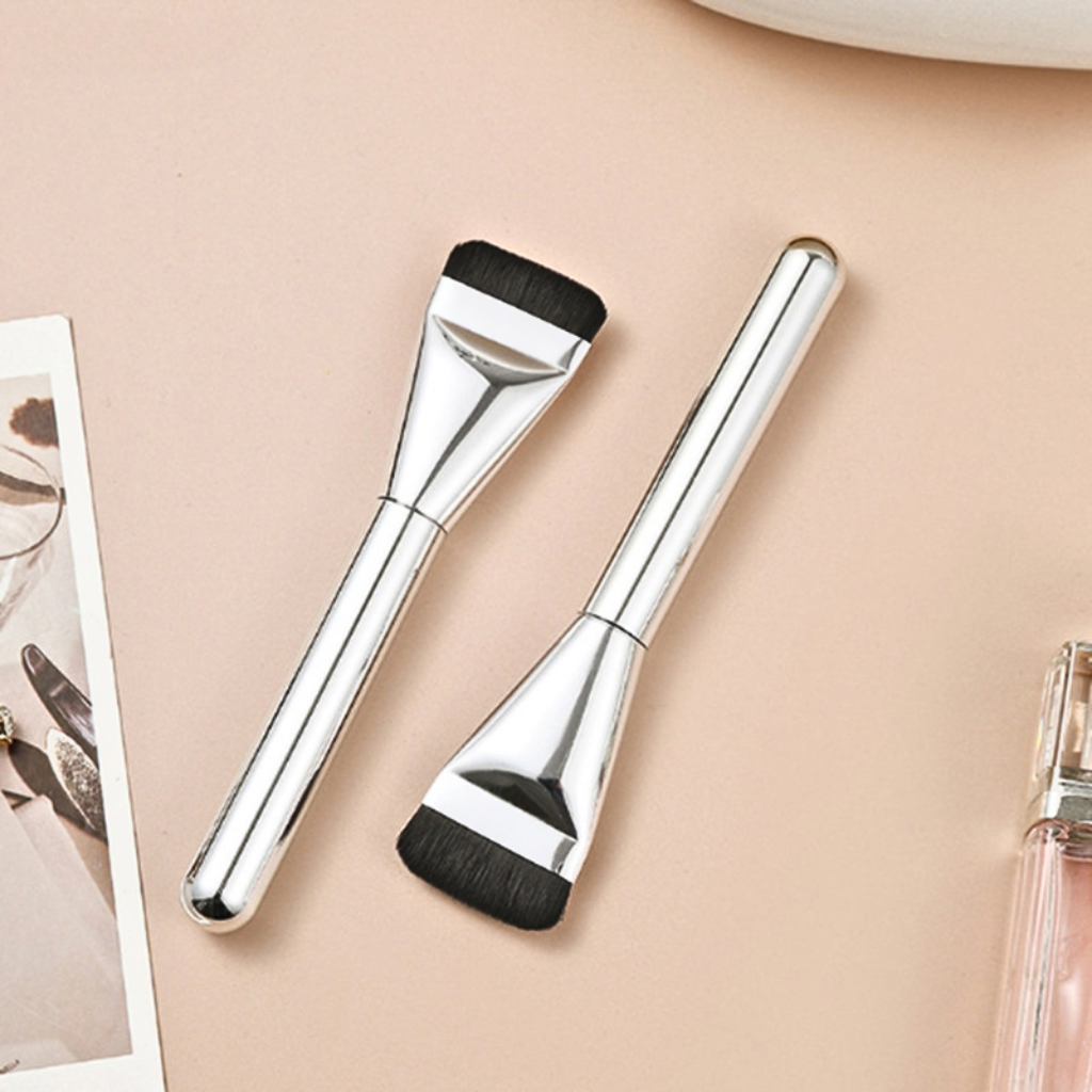 This brush combines the functionality of a spatula with a wide, flat brush head, allowing for precise and efficient application of liquid, cream, or powder foundation.