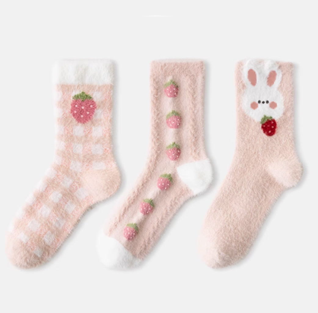 Stay cozy and warm during chilly winter days with Caramella's thickened coral fleece mid-calf socks.