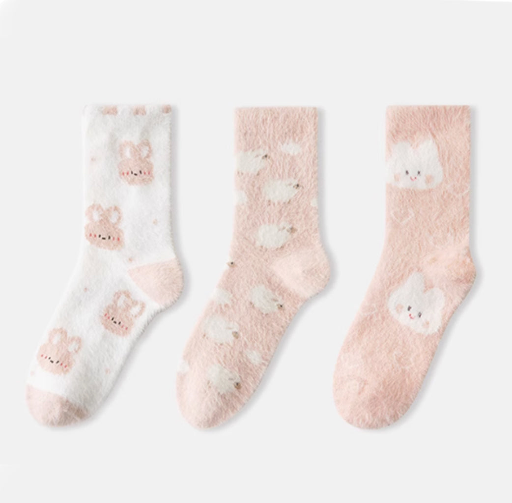 Stay cozy and warm during chilly winter days with Caramella's thickened coral fleece mid-calf socks.