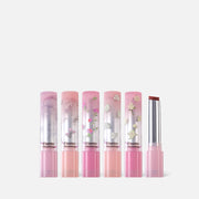 It delivers a brilliant, glossy shine while ensuring a non-sticky feel for long-lasting comfort. T
