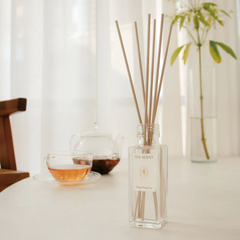 This elegantly crafted diffuser releases a sweet and refreshing fragrance that combines the essence of juicy white peaches with subtle tea notes, creating a serene and inviting atmosphere