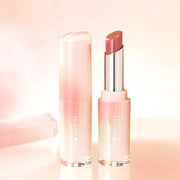  This lightweight lipstick glides on smoothly, providing a comfortable wear while keeping lips moisturized. 