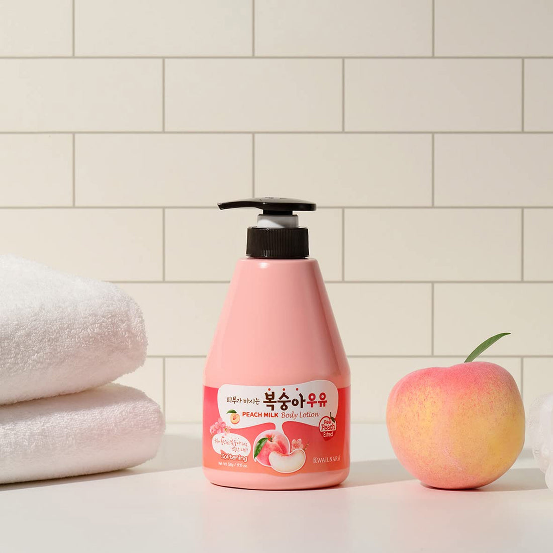 Experience ultimate hydration with this luxurious body lotion, enriched with peach milk for a velvety-soft finish. 